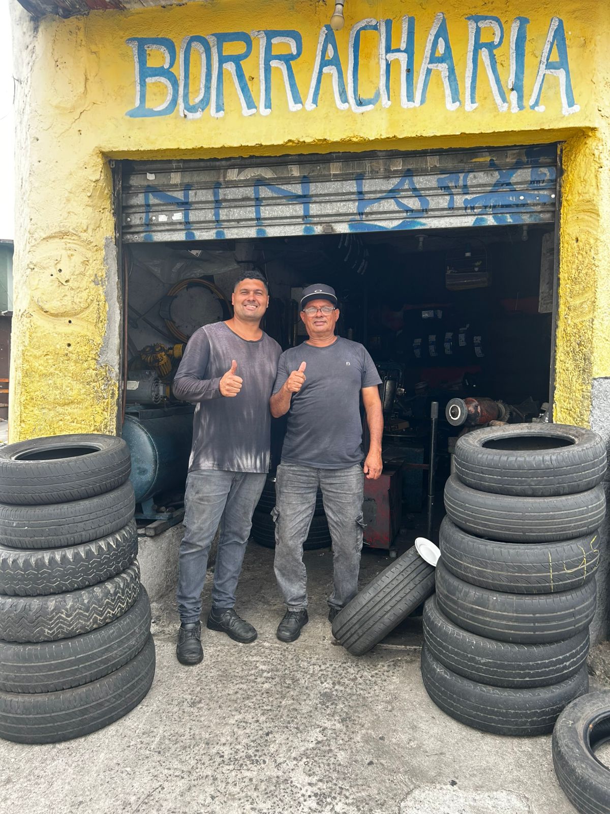 Tita e Wanderson na borracharia